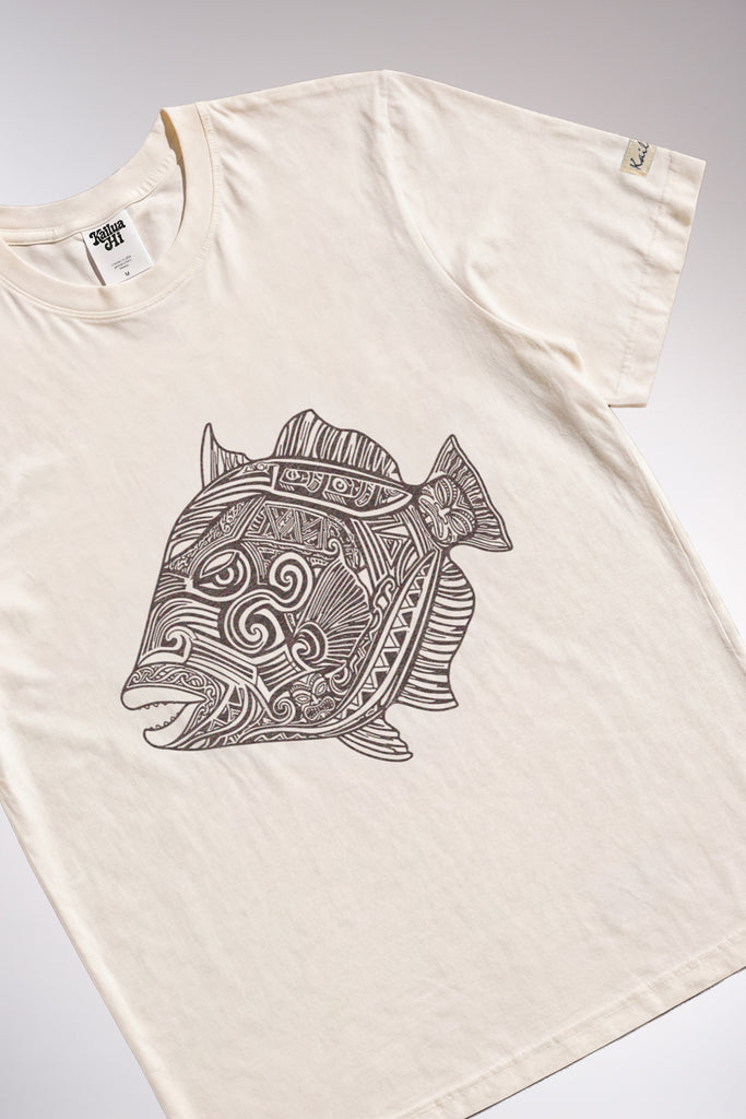 kailua hi surf tees humuhumu luxe tee in pearl brown – product lifestyle video showcasing men's and women's beach styling. features the relaxed casual fit, premium fabric drape, and detailed brown intricate tribal woodcut style humuhumu fish illustration in motion